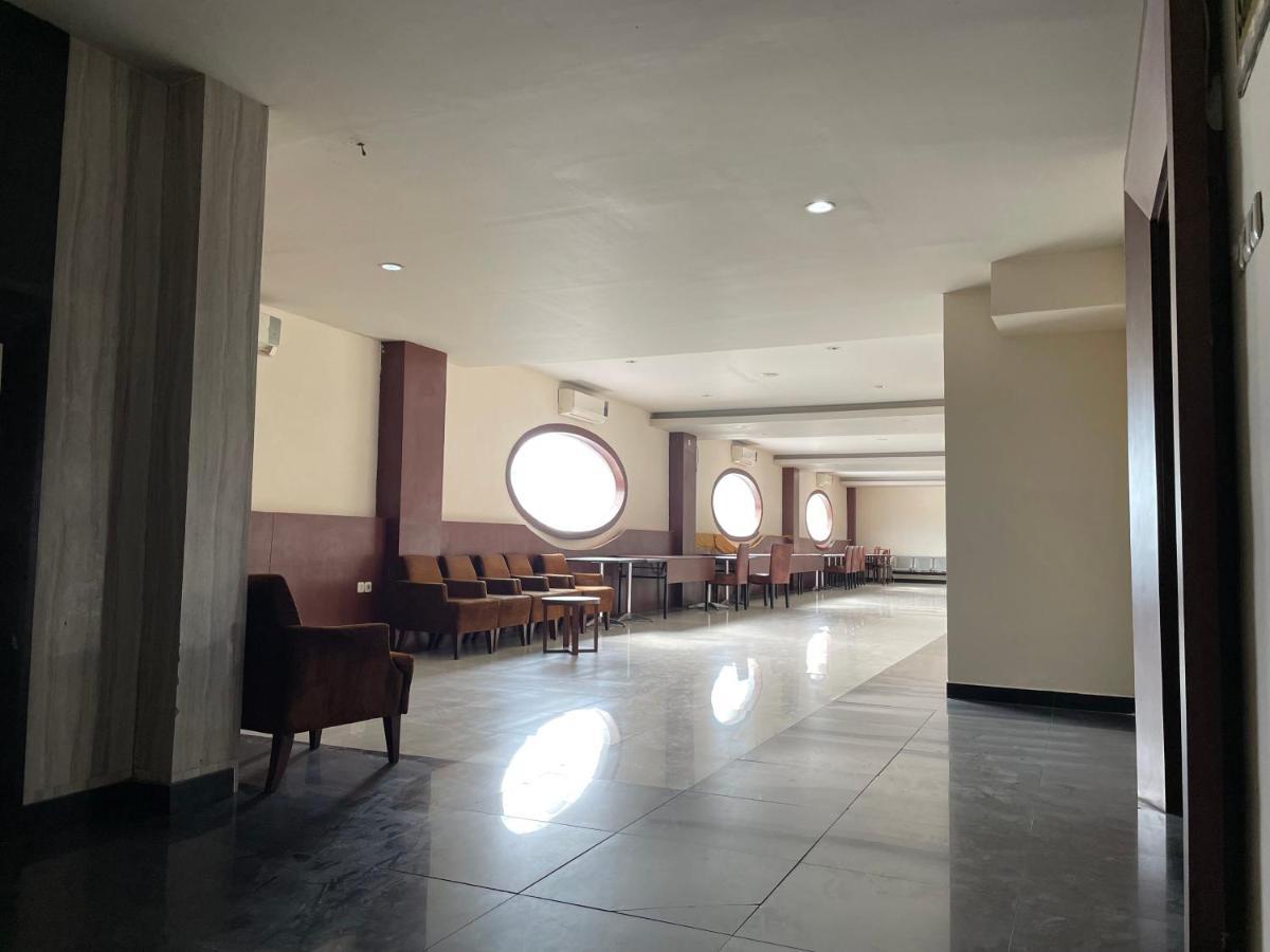 Collection O 1279 Hotel Grand Celino Macasar Exterior foto