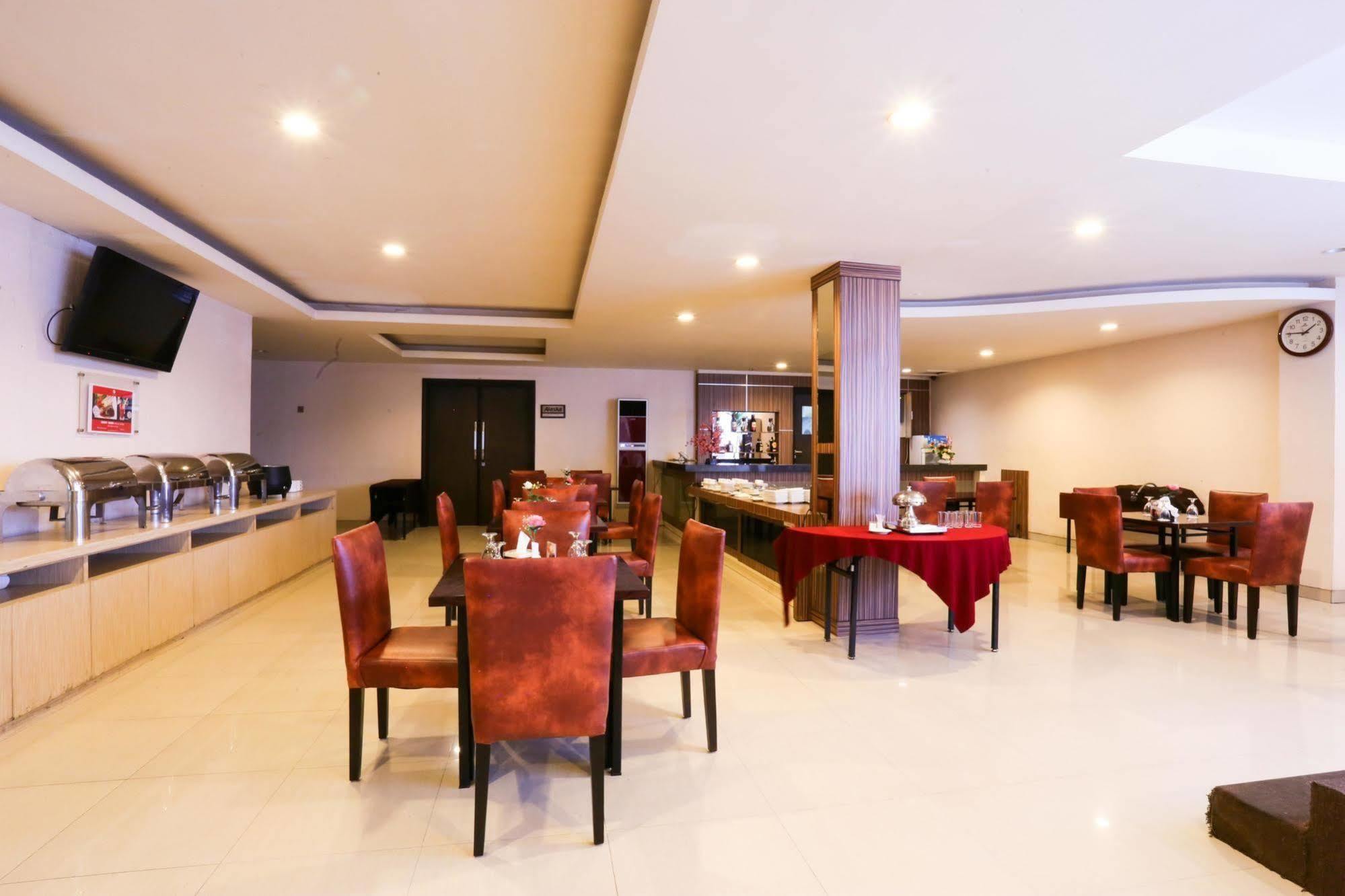 Collection O 1279 Hotel Grand Celino Macasar Exterior foto